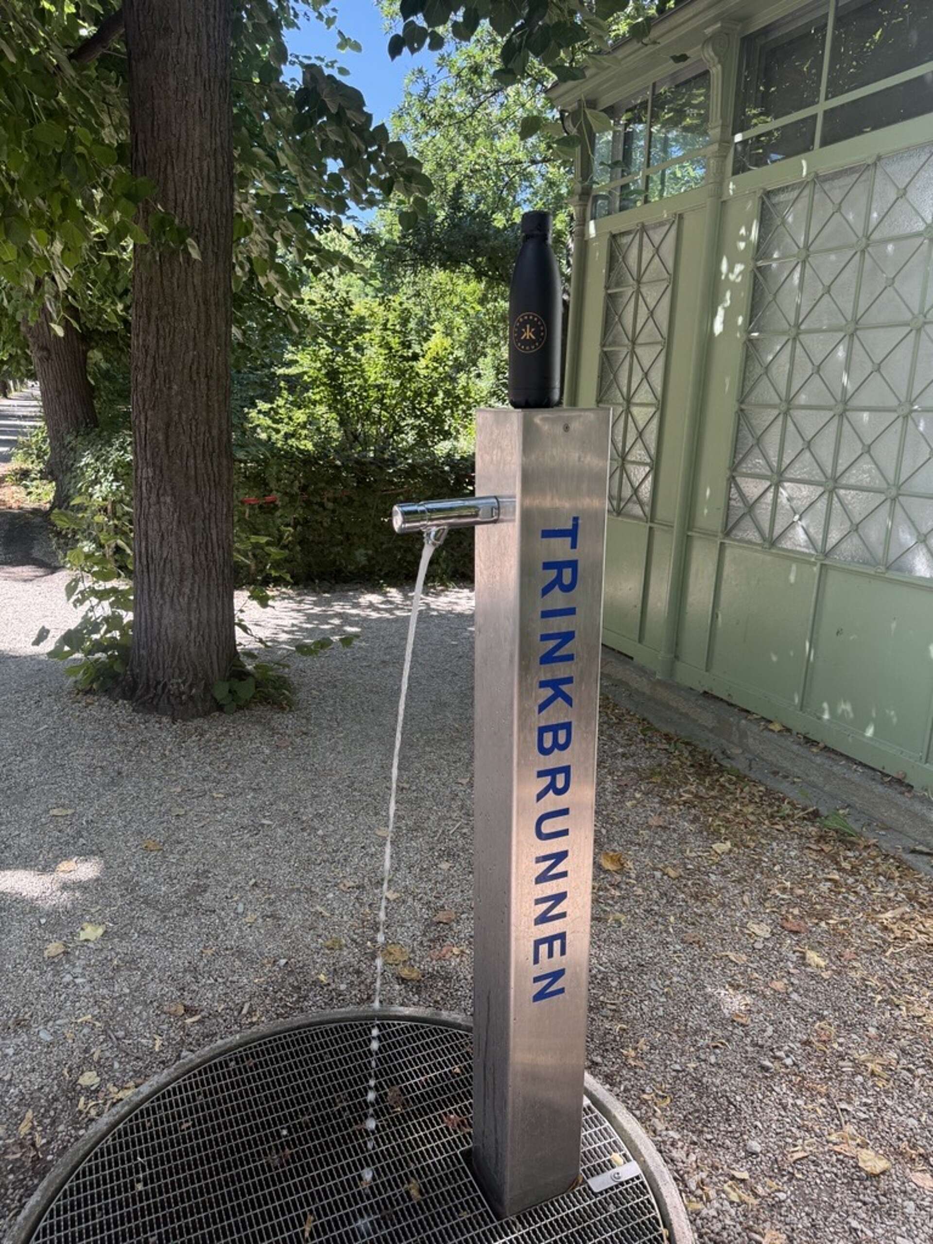 Trinkbrunnen im Schlosspark Schönbrunn mit Wasserflasche auf Brunnen